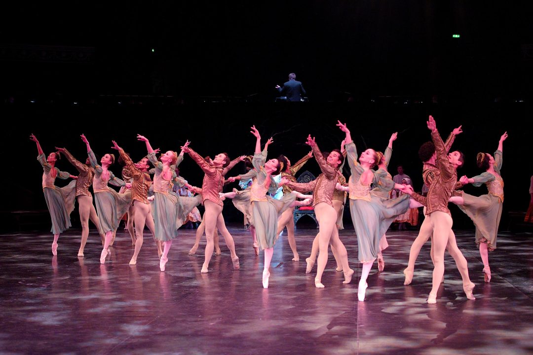 Swan Lake in the round. Photo by Laurent Liotardo Swan Lake in the round. Photo by Laurent Liotardo