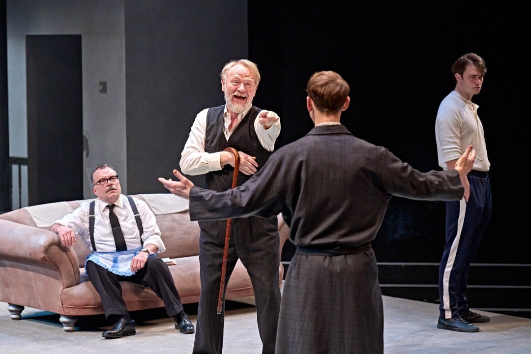 (l-r) Nicolas Tennant, Jared Harris, Robert Emms, David Angland in The Homecoming at Young Vic. © Manuel Harlan
 (l-r) Nicolas Tennant, Jared Harris, Robert Emms, David Angland in The Homecoming at Young Vic. © Manuel Harlan
