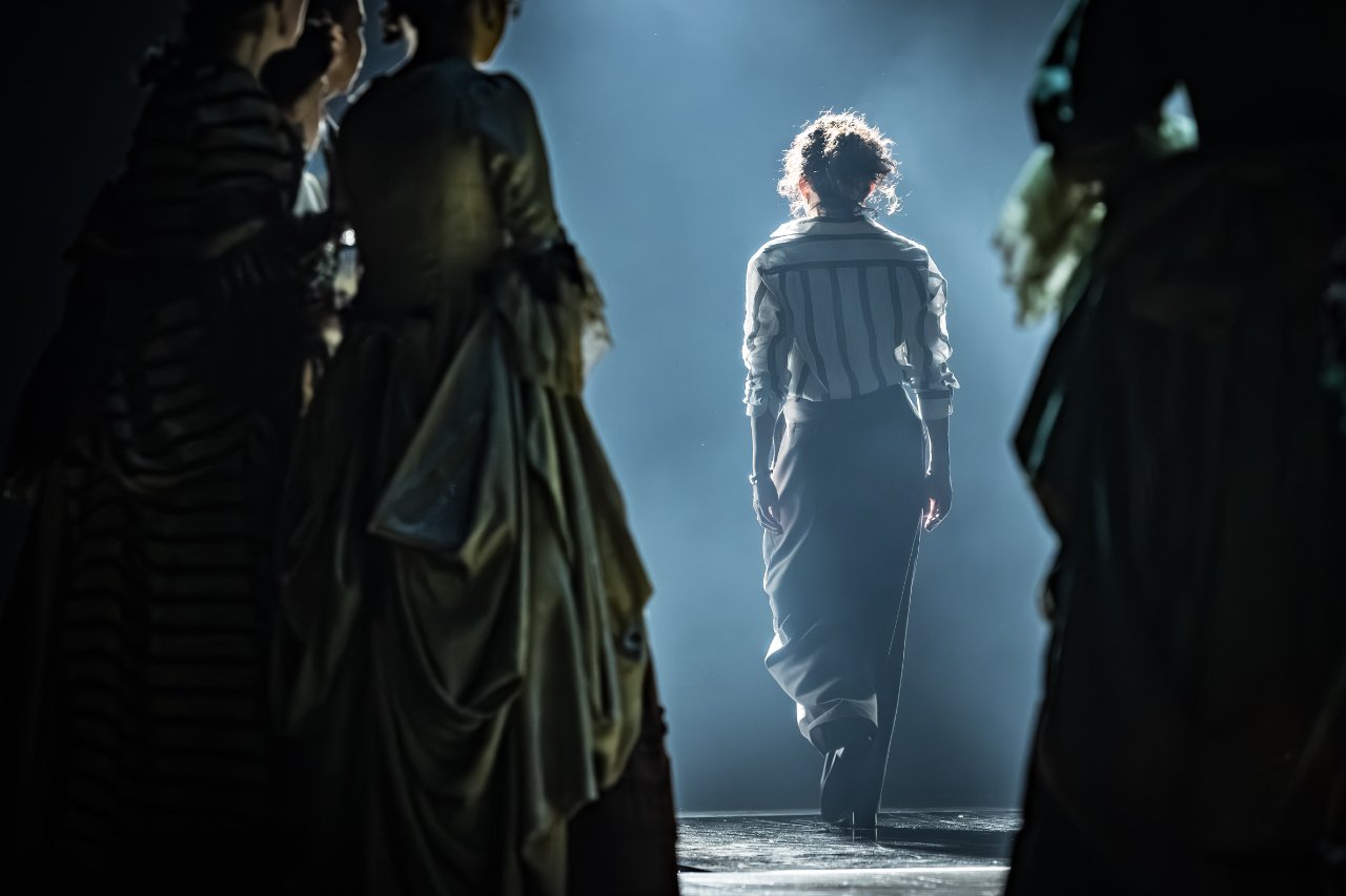 Sandra-Oh-Alice-in-The-Misanthrope-at-the-National-Theatre.-Photographer-Marc-Brenner-03593 Sandra-Oh-Alice-in-The-Misanthrope-at-the-National-Theatre.-Photographer-Marc-Brenner-03593