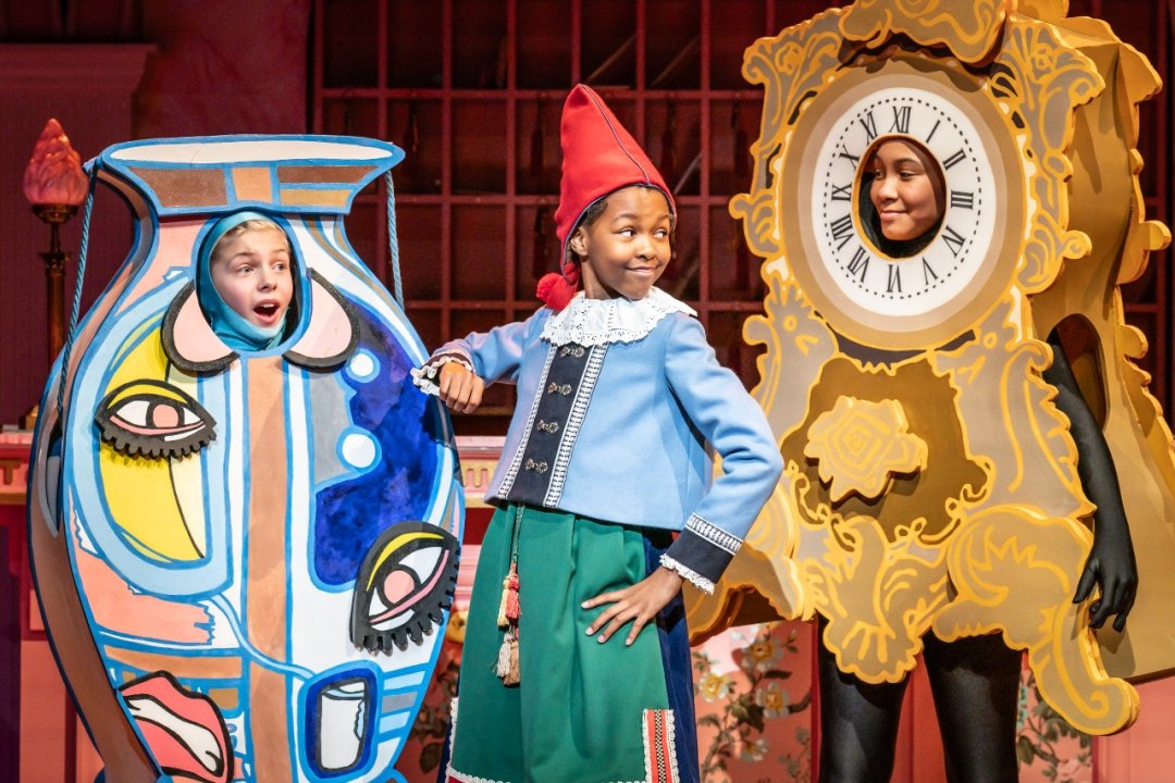 Jack-Philpott-Asanda-Abbie-Masike-Jemima-Loosen-in-The-Witches-at-the-National-Theatre.-Credits-Marc-Brenner Jack-Philpott-Asanda-Abbie-Masike-Jemima-Loosen-in-The-Witches-at-the-National-Theatre.-Credits-Marc-Brenner