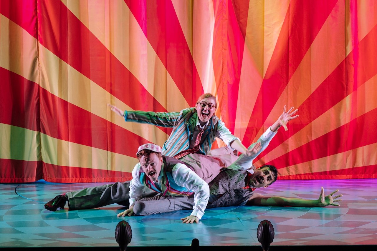 Three Men in a Boat by Al Smith ;
Production Photography ;
Cast: Jonny Weldon, Bronte Barbe, Richard David-Caine, Calum Donald-Bruce ;
Directed by Christopher Haydon ;
Set and Costume Design by Simon Kenny ;
Lighting Design by Simisola Majekodunmi ;
Sound Design by Grant Olding ;
Movement Direction and Comedy by John Nicholson ;
Puppetry Direction by Chris Pirie ;
Music by Grant Olding ;
Produced by Rose Theatre ;
Rose Theatre, Kingston upon Thames, UK ;
18 September 2026 ;
Photo: Helen Murray
www.helenmurrayphotos.com Three Men in a Boat by Al Smith ;
Production Photography ;
Cast: Jonny Weldon, Bronte Barbe, Richard David-Caine, Calum Donald-Bruce ;
Directed by Christopher Haydon ;
Set and Costume Design by Simon Kenny ;
Lighting Design by Simisola Majekodunmi ;
Sound Design by Grant Olding ;
Movement Direction and Comedy by John Nicholson ;
Puppetry Direction by Chris Pirie ;
Music by Grant Olding ;
Produced by Rose Theatre ;
Rose Theatre, Kingston upon Thames, UK ;
18 September 2026 ;
Photo: Helen Murray
www.helenmurrayphotos.com