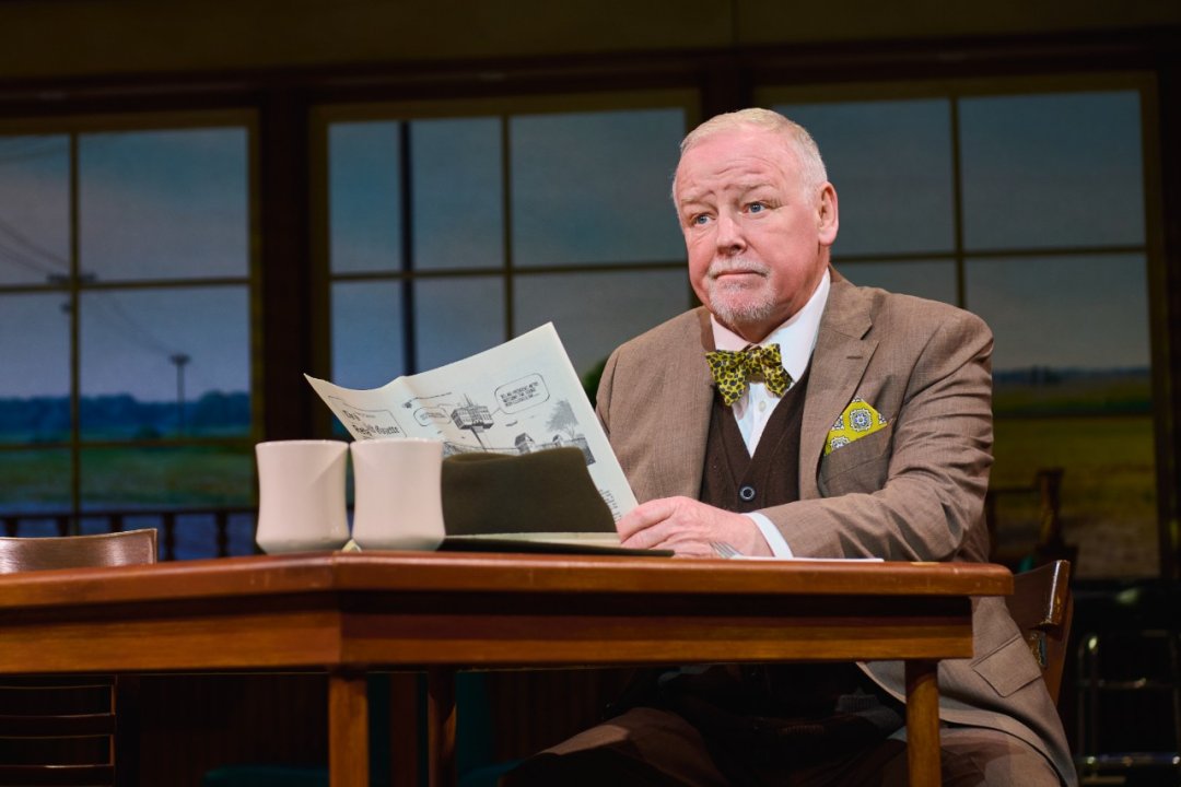 2.-WAITRESS.-Les-Dennis-Old-Joe.-Photo-by-Matt-Crockett 2.-WAITRESS.-Les-Dennis-Old-Joe.-Photo-by-Matt-Crockett