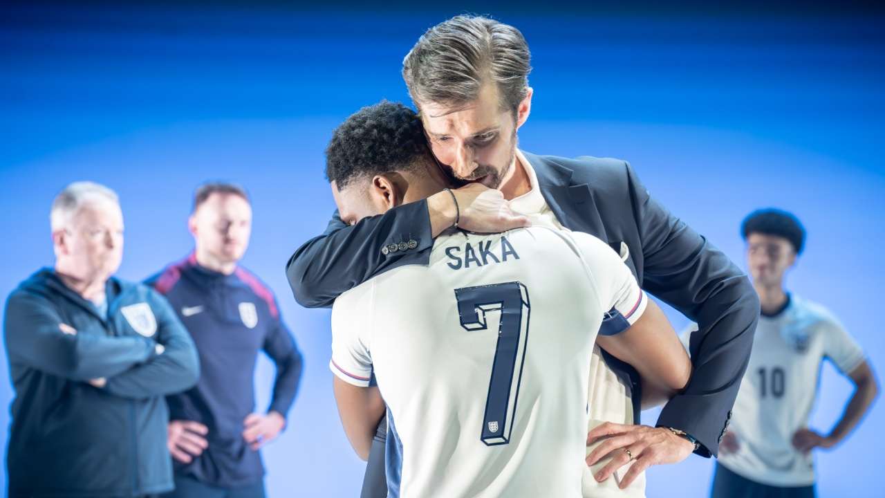 Dear England - National Theatre. Tane Siah (Bukayo Saka) and Gwilym Lee (Gareth Southgate). Photo by Marc Brenner