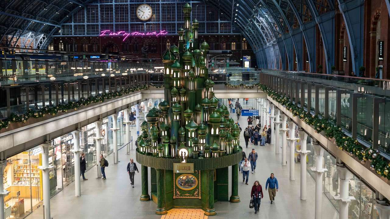 Jeff Goldblum surprises Wicked fans at the Wicked-themed Christmas Tree at St. Pancras International station in London Jeff Goldblum surprises Wicked fans at the Wicked-themed Christmas Tree at St. Pancras International station in London