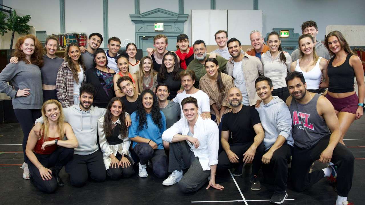 Come Fall in Love - The cast with Shah Rukh Khan. Photo by Danny Kaan