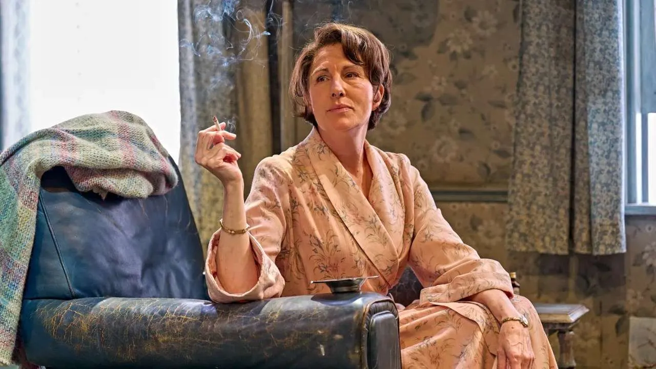The Deep Blue Sea - Tamsin Greig. Photo by Manuel Harlan