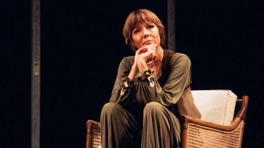 Diana Rigg (as Ruth Carson) in NIGHT AND DAY by Tom Stoppard directed by Peter Wood at the Phoenix Theatre, London. Photo: Donald Cooper/Alamy